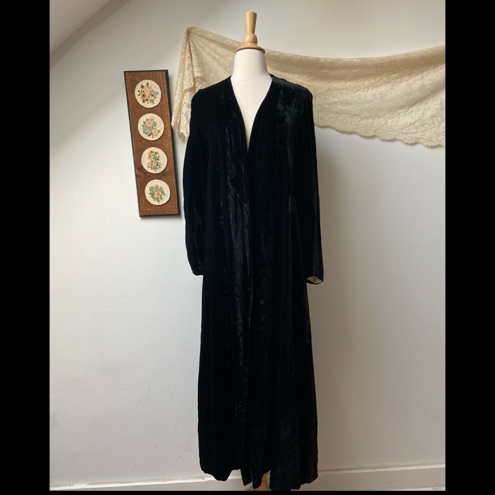 1930’s Velvet Opera Coat - Picture 3 of 13